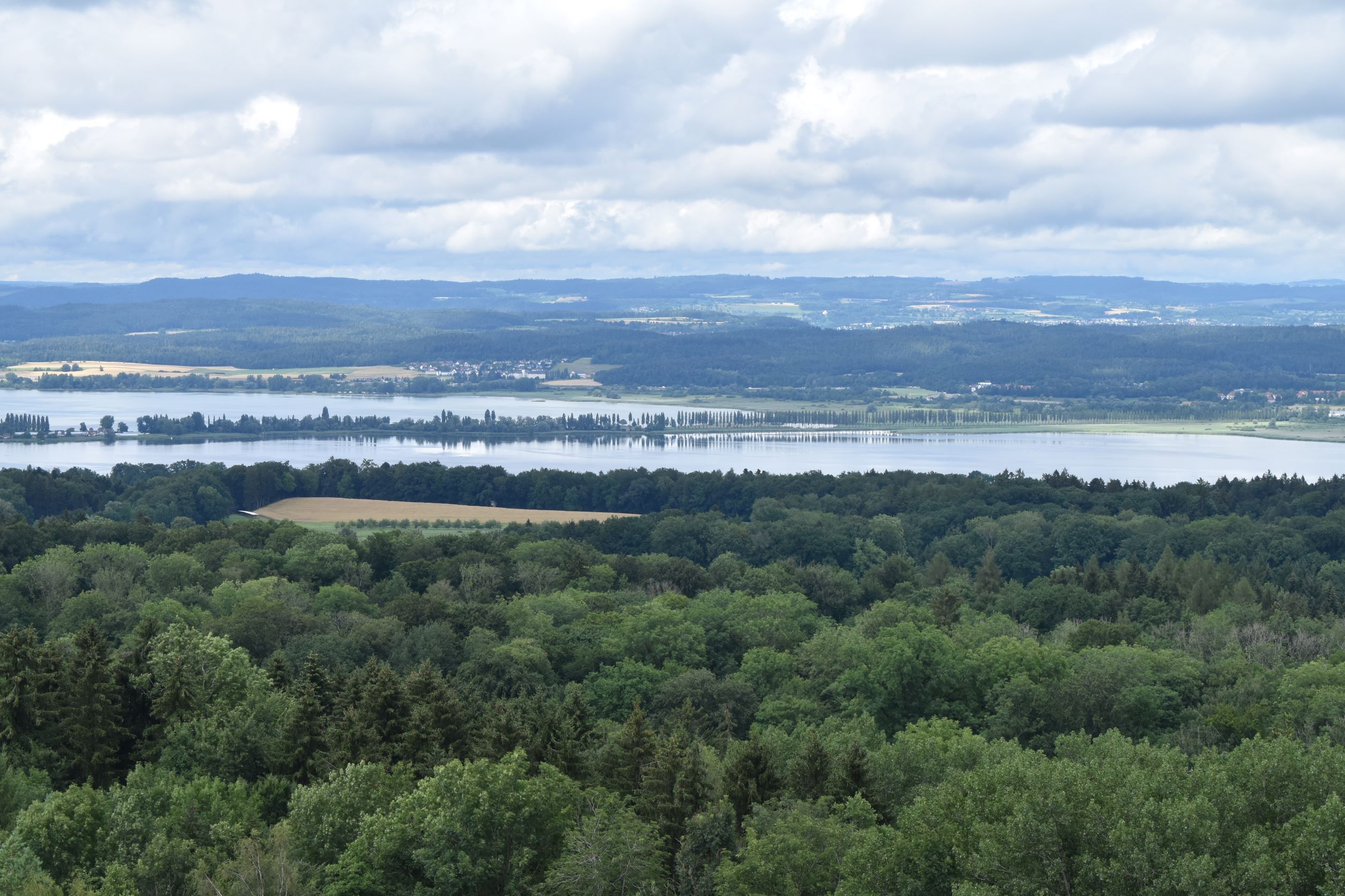 Aussicht vom Napoleonturm auf den Damm zur Insel Reichenau